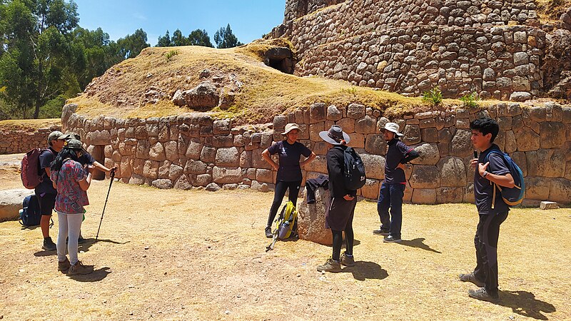 Trabajo de campo en el sitio arqueológico Machuanden en Cusco.