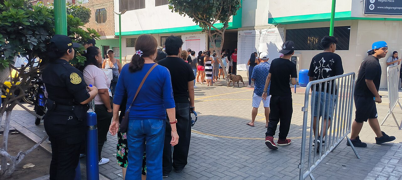 Ciudadanos haciendo cola en el centro de votación para emitir sus votos.